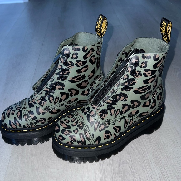 NEW! Dr. Doc Martens Sinclair Distorted Leopard Print Platform Leather Boots - 6 - Picture 2 of 9